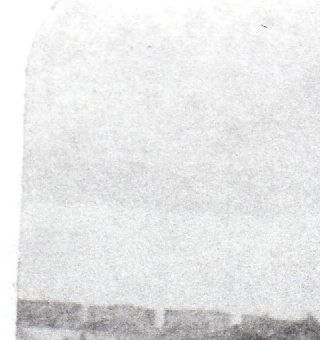 Fotografía de 1862 en la que se ve el tramo del Frente de Tierra entre el Cubo Imperial y el Baluarte de San Felipe. Las casas, adosadas a la muralla sobrevivieron al incendio. Fotografía perteneciente al álbum de F. López Alén.