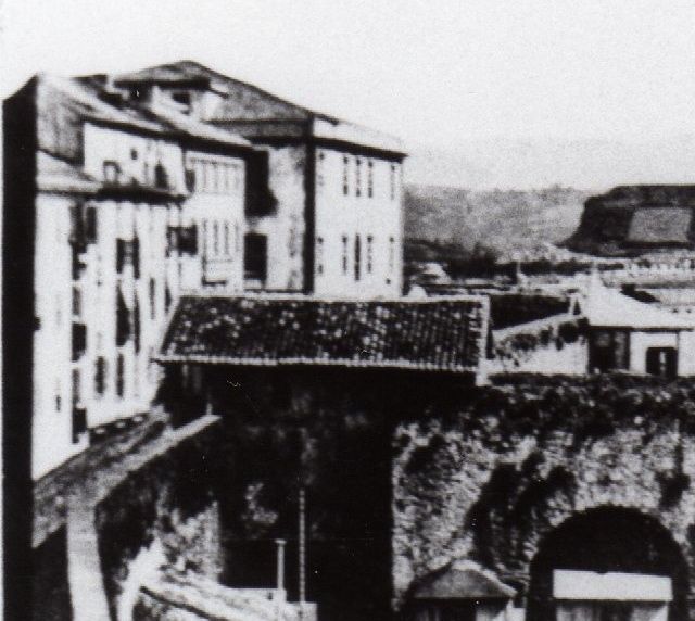 Fotografía de la Puerta de Mar, anterior al año  1860.