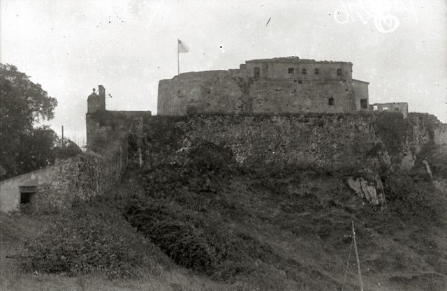 En esta fotografía se puede ver el aspecto achaparrado del castillo, antes de la construcción del Sagrado Corazón que actualmente corona su parte superior, desfigurando su auténtico perfil.
