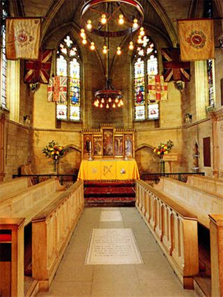 Vista de la capilla del Reg. Real de Norfolk, en la Catedral de Norwich,
en la que se muestran las banderas de la unidad.
