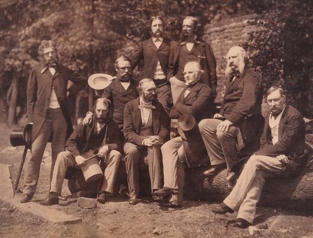 Curiosa fotografía en la que aparece Sir George Brown en el centro del grupo.