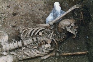 Esqueleto de un soldado recuperado durante las excavaciones del Hospital Provisional Militar francés de Tolosa