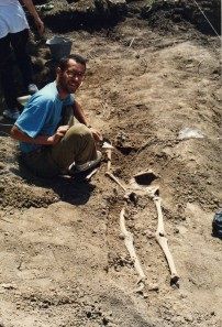 El autor de estas líneas excavando el Hospital Militar Provisional francés de Tolosa.