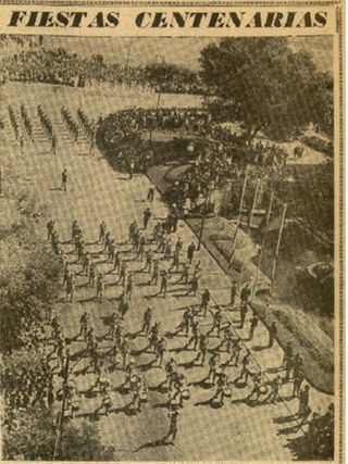 Foto del desfile, aparecida en el Diario Vasco.