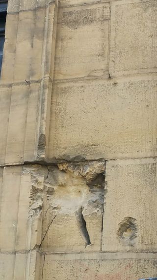IMPACTO DE UN PROYECTIL EN EL EDIFICIO DE LAS ESCUELAS C/LARRAMENDI