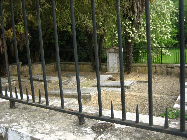 	En su interior encontramos una serie de lápidas en piedra que apenas sobresalen del nivel del suelo. Destaca en todo el conjunto la lápida conmemorativa de mármol blanco que se ve al fondo.