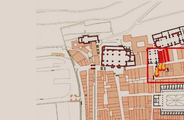 Por las descripciones del testigo, es de suponer que se encontraba en alguna de las tres casas de color rojo, pertenecientes a la parte norte de la C/Trinidad. La casa de la Viuda de Mendizabal, donde fue violada y herida en un muslo (3), estaría en la acera de enfrente. Describe como vió dar fuego a las casas de D. Fernando Yzquierdo (1), D. Antonio Betbeder (2) y de D. Joaquín Mendizabal (3). L. Murugarren sitúa su casa en la nº 126 propiedad de D. Fernando Garayoa, pero tengo serias dudas al respecto.