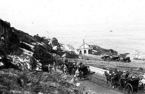 Los coches que trasladaron a la familia real desde el Paseo del Príncipe de Asturias, actual Paseo Nuevo, hasta el cementerio, conducidos por el Sr.Goenaga, propietario de los caballos.
Fototeca de la Kutxa
